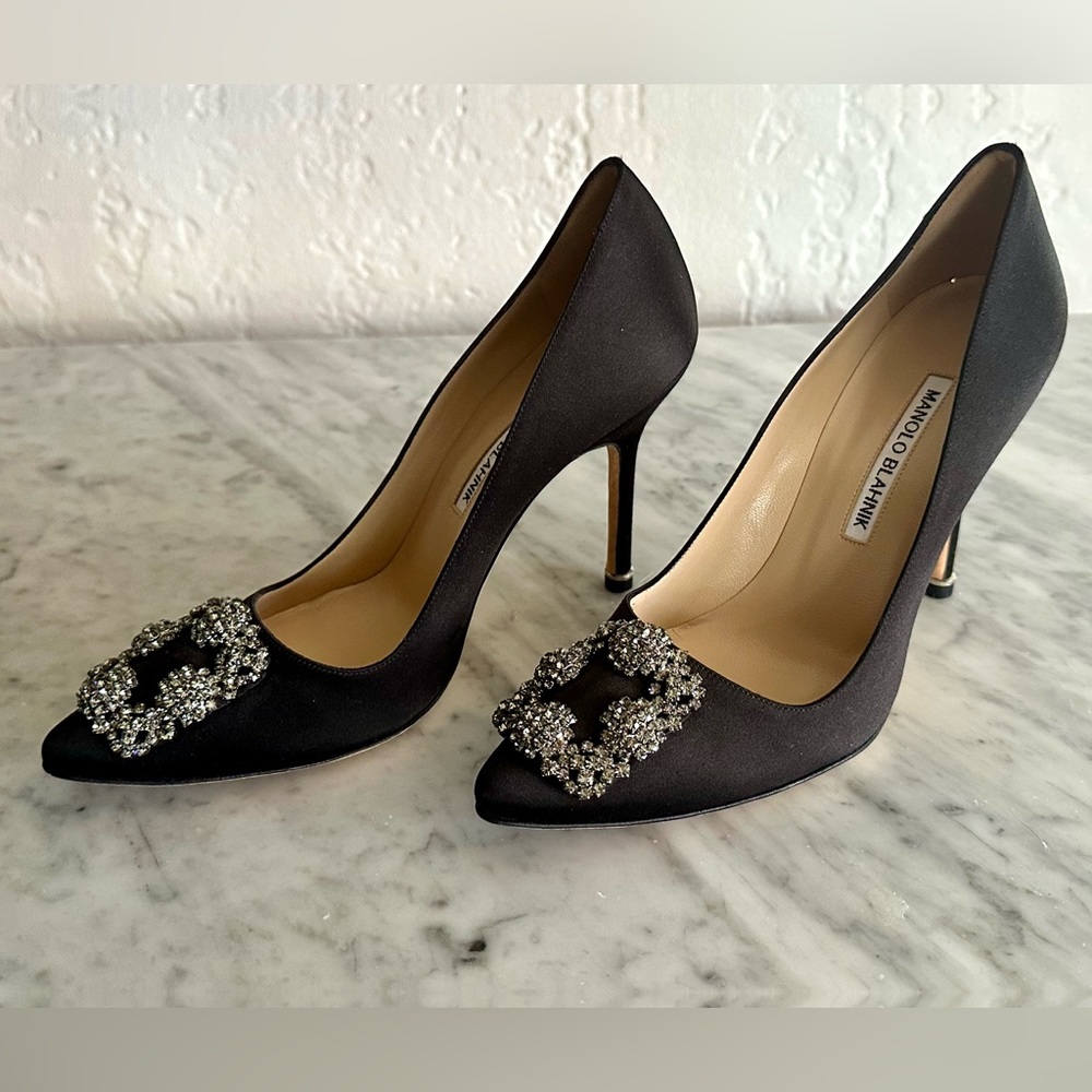 MANOLO BLAHNIK HANGISI
Black Satin Jewel Buckle Pumps